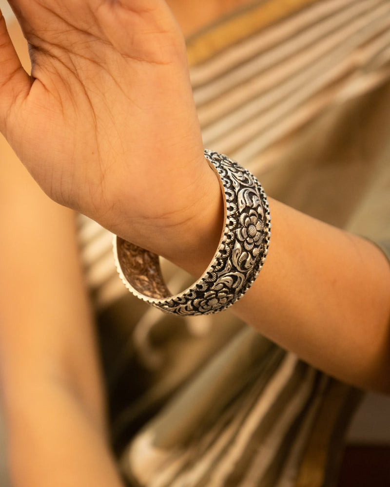 Tattva Chitai Flower Detailed Classic Kada