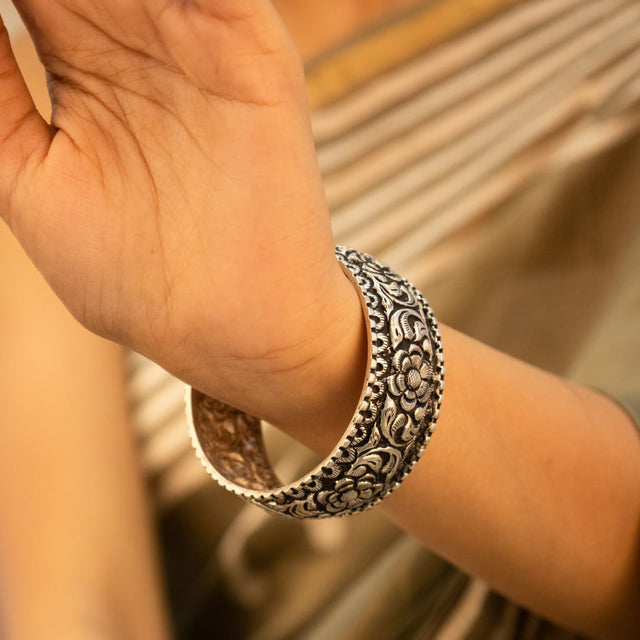 92.5 sterling silver Tattva Chitai Flower Detailed Classic Kada