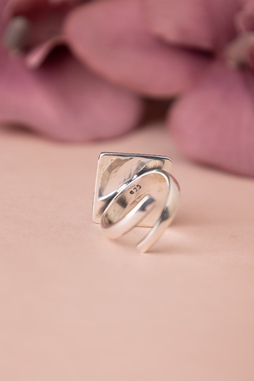 Adya Daana Detailed Ring