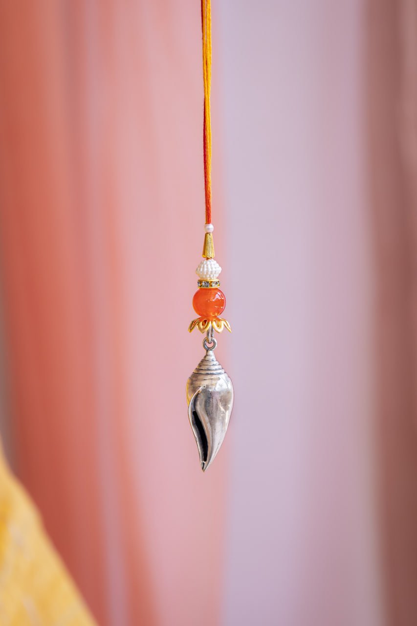 Adya Shankha Pendant Lumba Rakhi