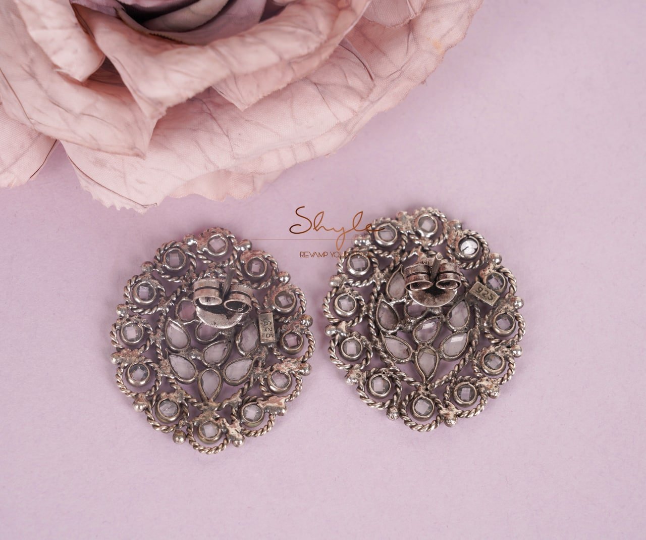 Essence Fine Scintillating Oval Studs