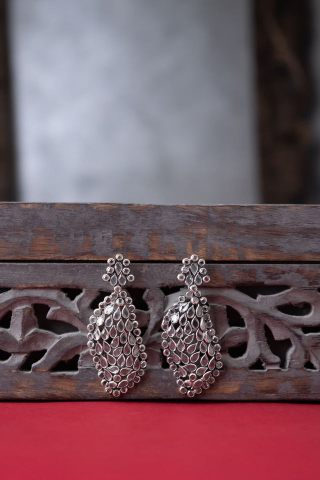 Essence Scintillating Drop Earring