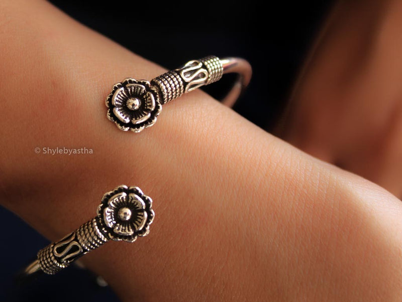 Matsya Charm Floral End Bracelet