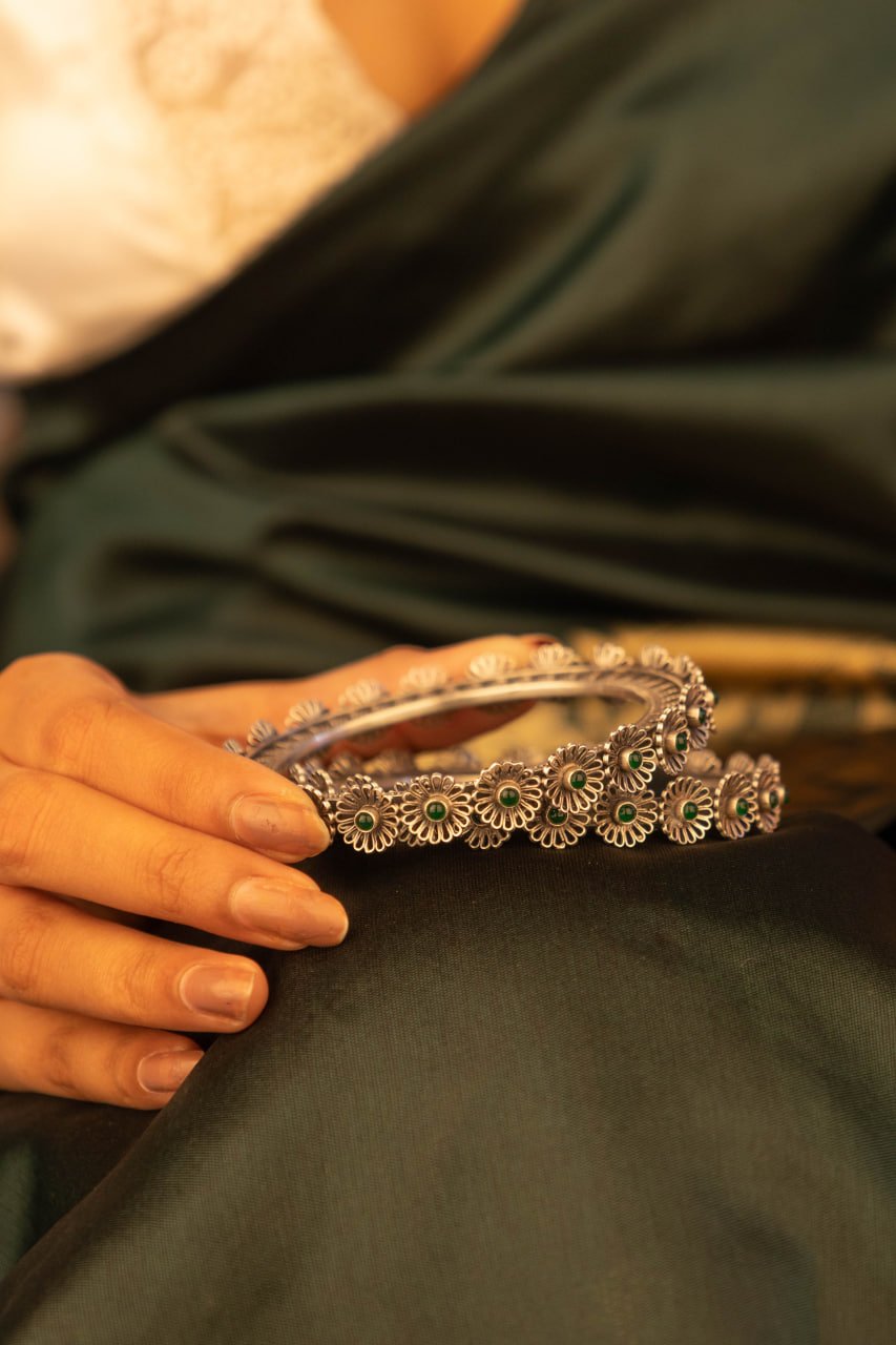 Mizoya Carved Flower Green Jadau Kada