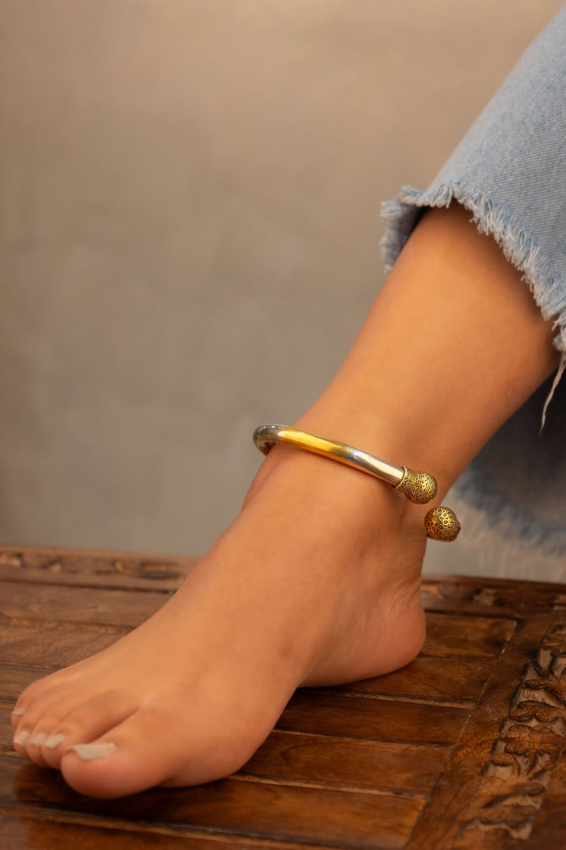 925 pure silver dual tone intricate ball ankle kada, detail view
