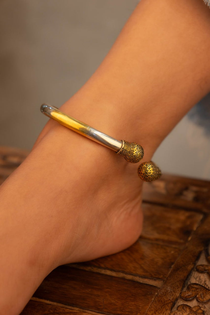 925 pure silver dual tone intricate ball ankle kada, close-up