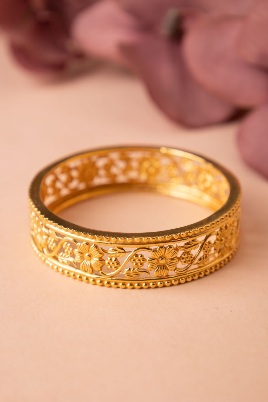 Moh Intricate Flower Leaf Gold Tone Bangle