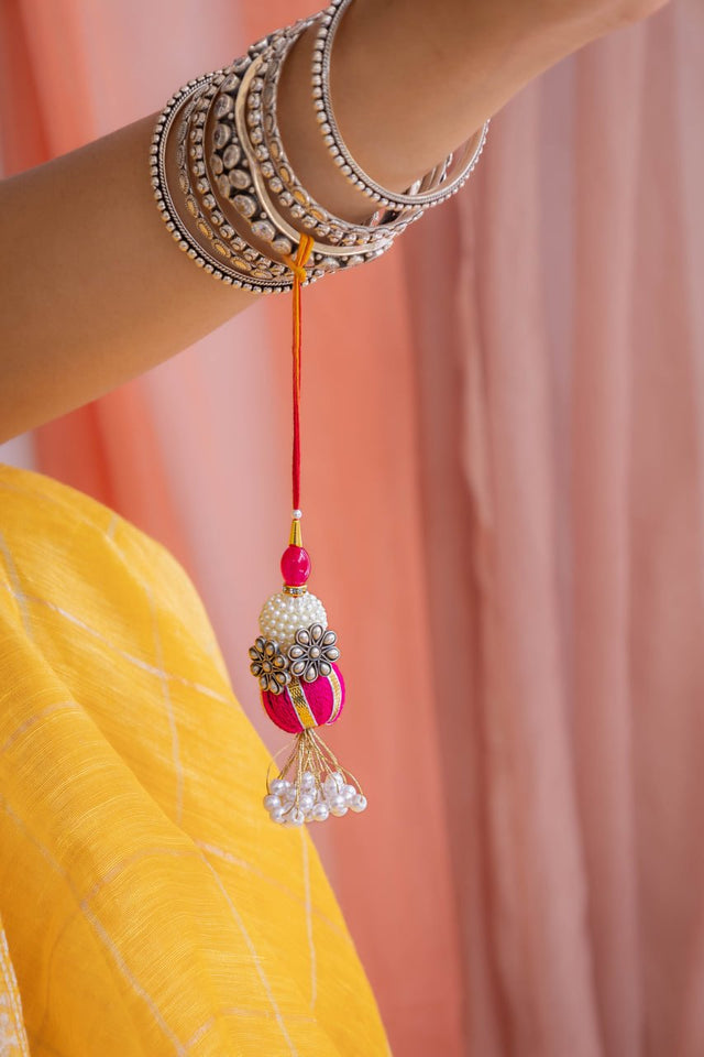 925 pure silver mini flower toe ring lumba rakhi, detail view