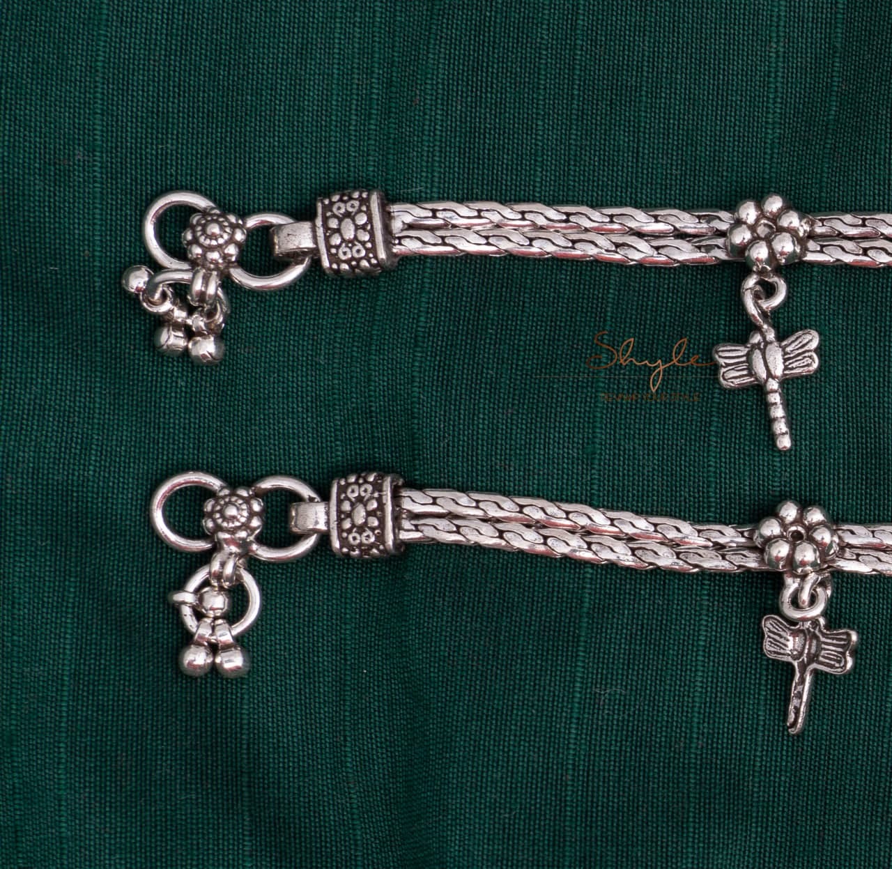 Mizoya Flora Embossed fly Drop Anklet Pair