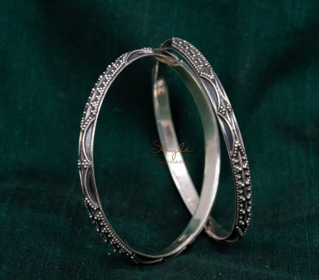 Anvaya Daana Detailed Oxidised Bangle front