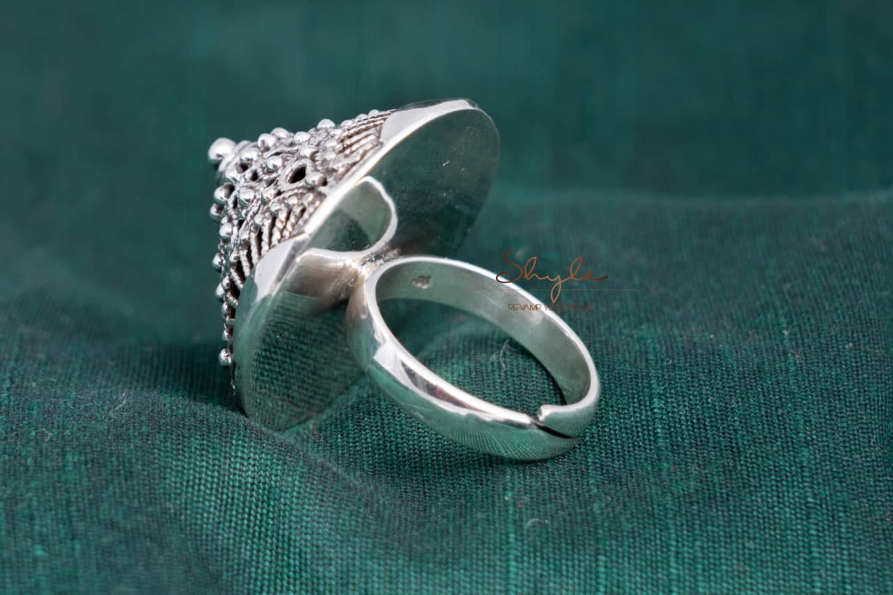 Mizoya Pyramid Embossed Daana Detailed Ring