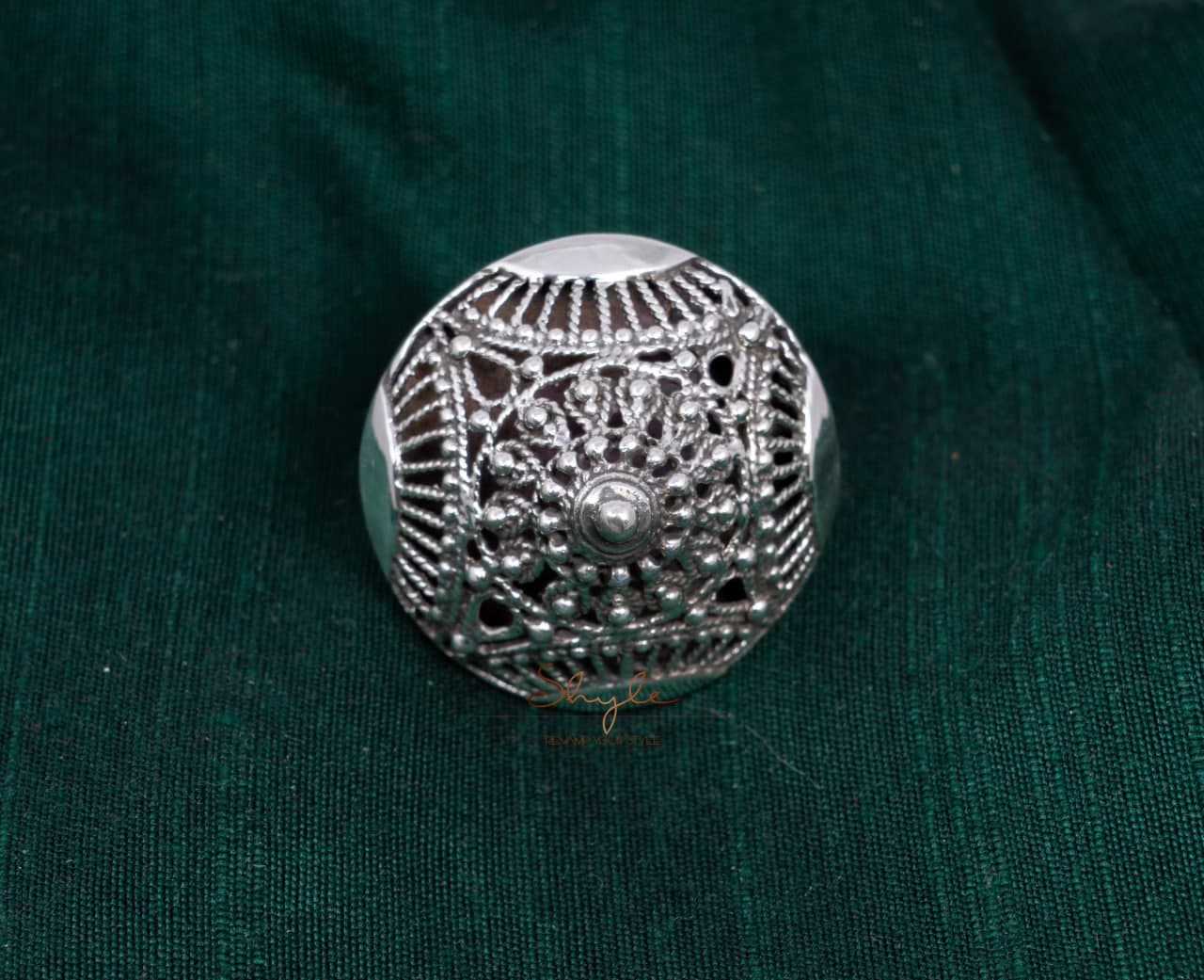 Mizoya Pyramid Embossed Daana Detailed Ring