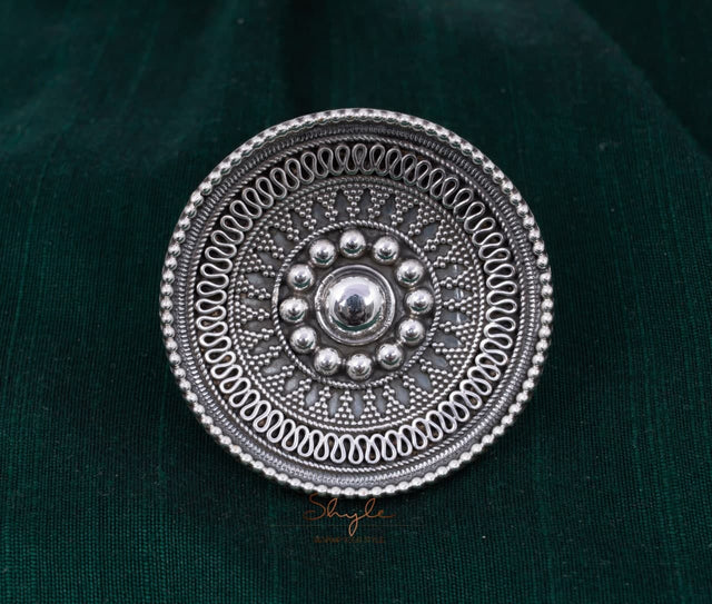 Anvaya Daana Detailed Cocktail Ring