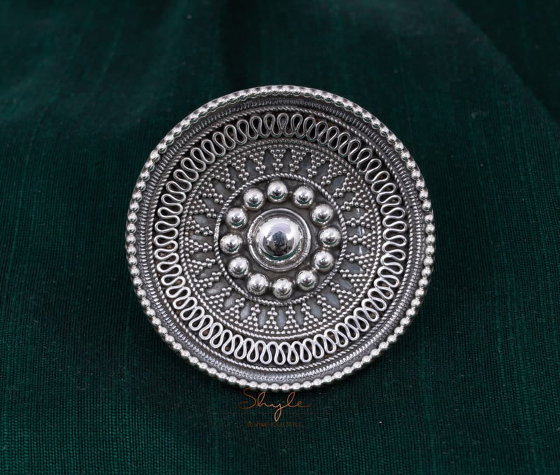 Anvaya Daana Detailed Cocktail Ring