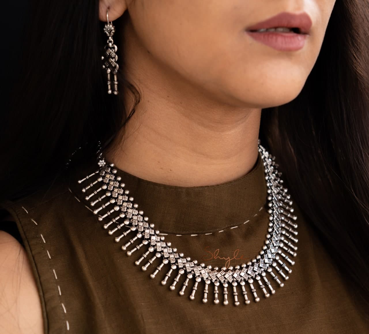 Anvaya Intricate Motif Line Drop Necklace Set