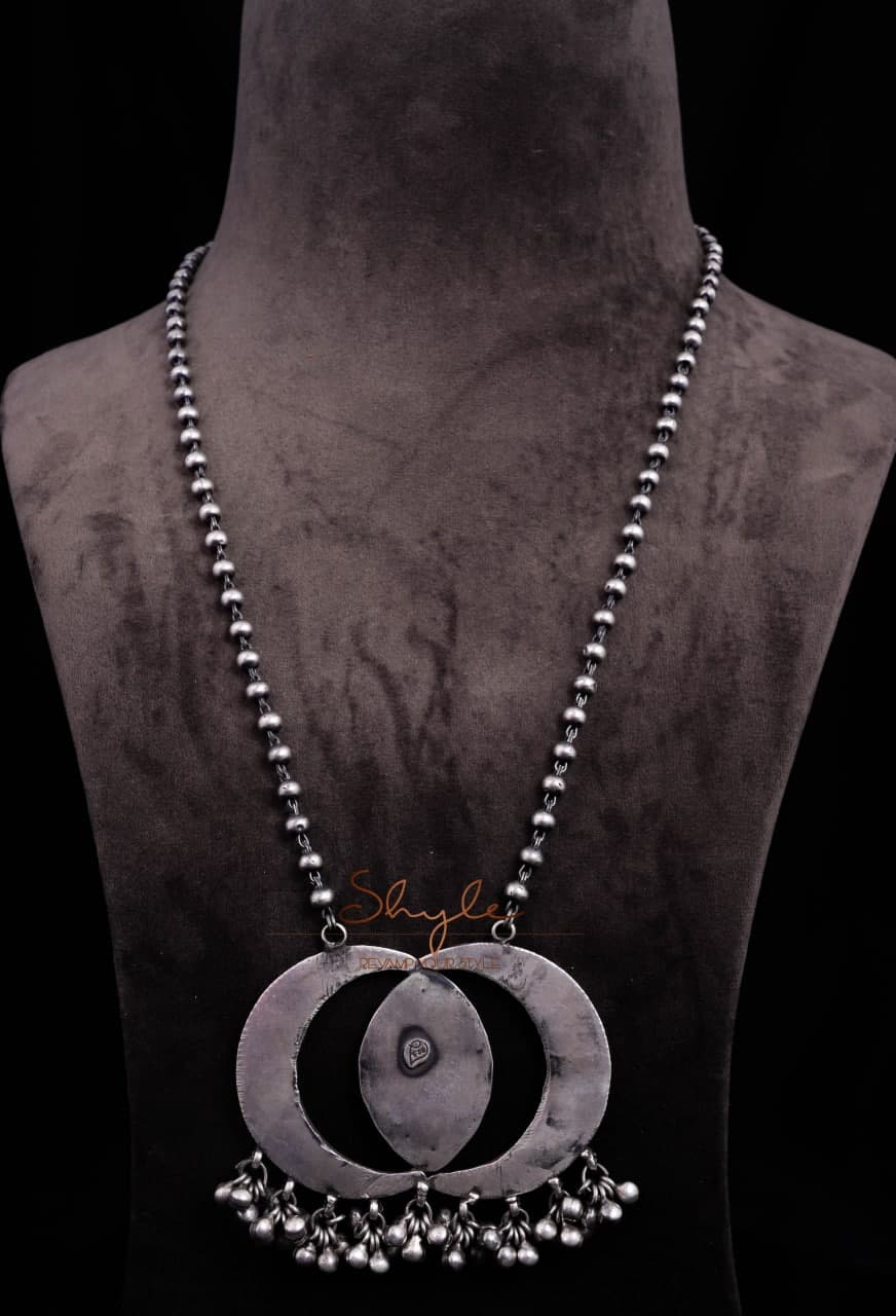 Anvaya Intricate Eight Classic Necklace