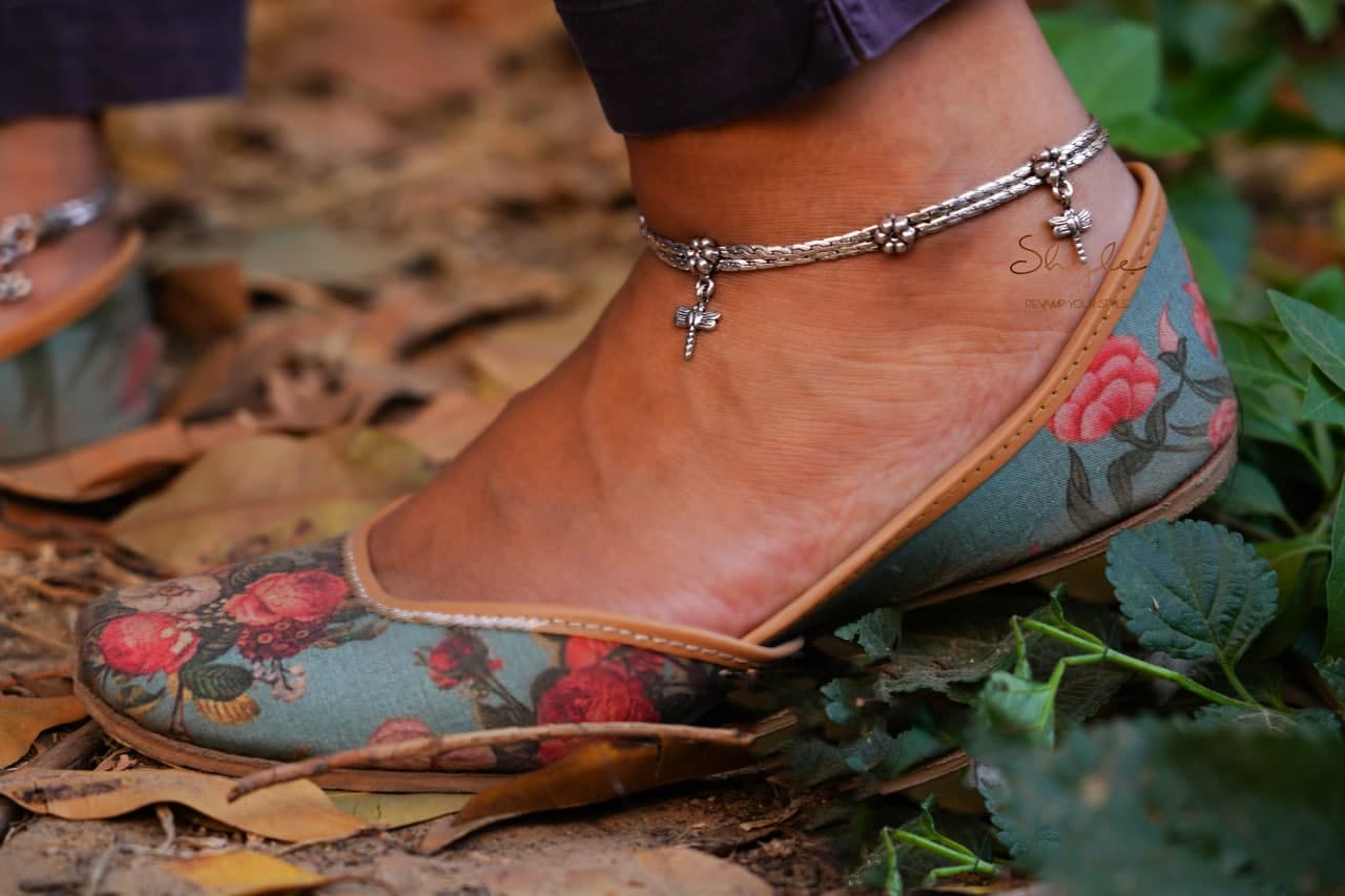 Mizoya Flora Embossed fly Drop Anklet Pair