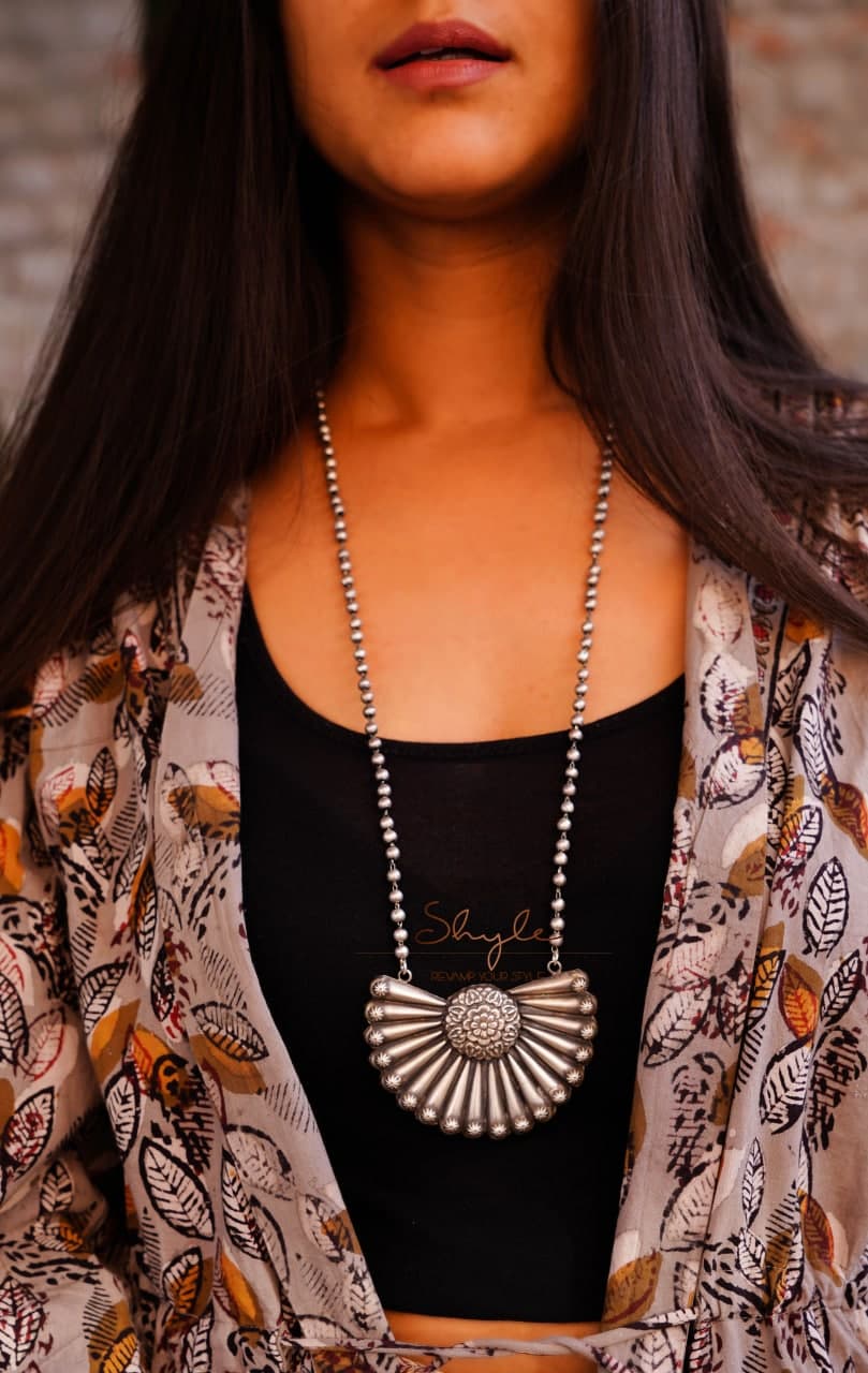 Anvaya Embossed Classic Necklace