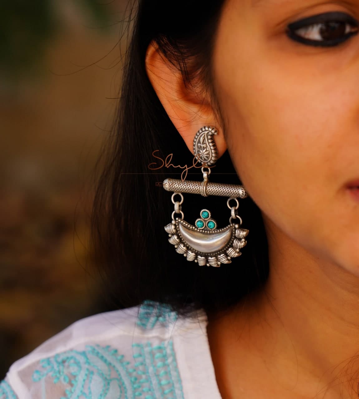 Mizoya Carry Motif Chandra Drop Earrings model