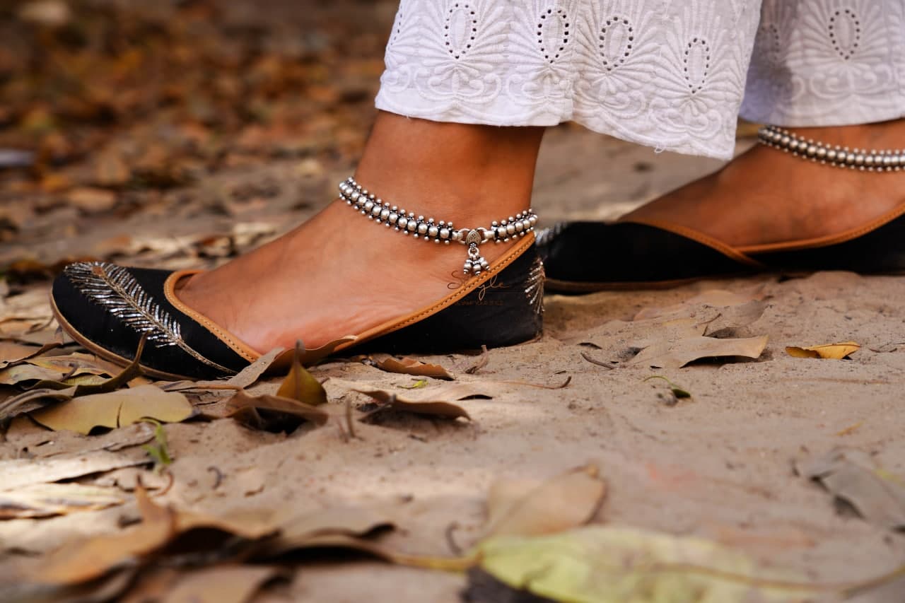 Tattva Embossed Timeless Anklet Pair model