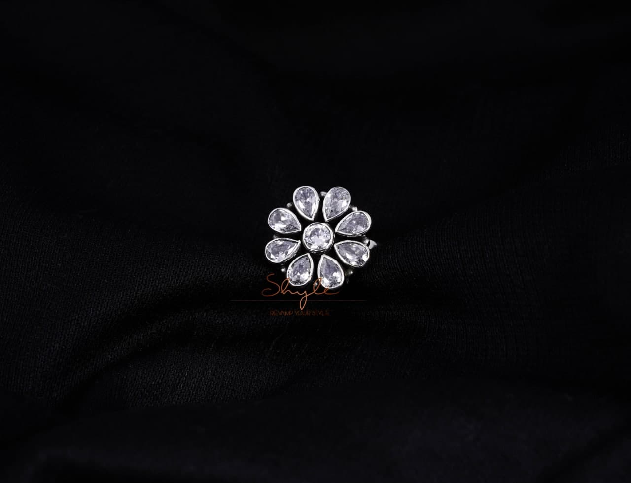 Essence Mini Flower Scintillating Ring