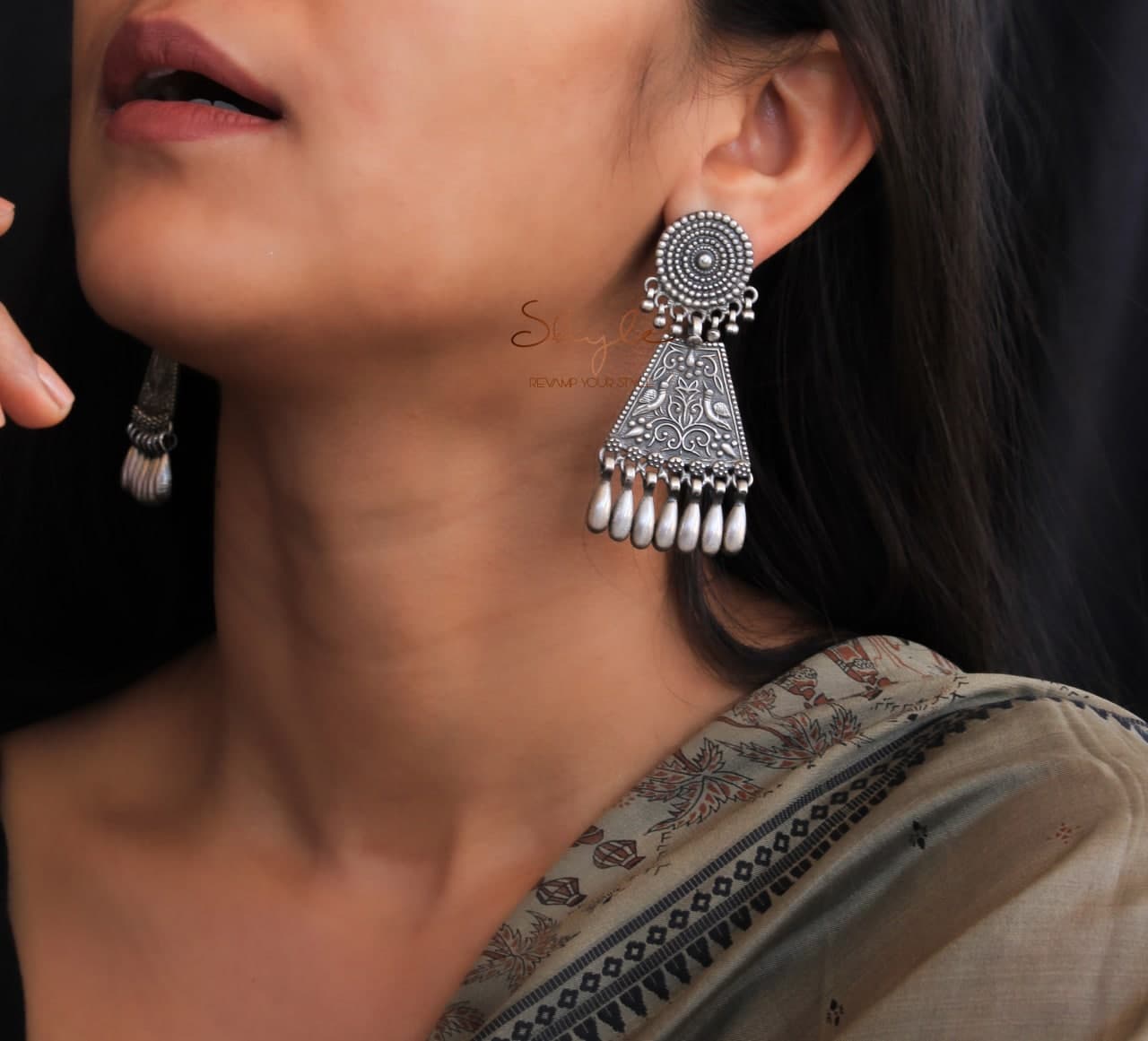 Mizoya Daana Detailed Motif Peacock Intricate Earrings model