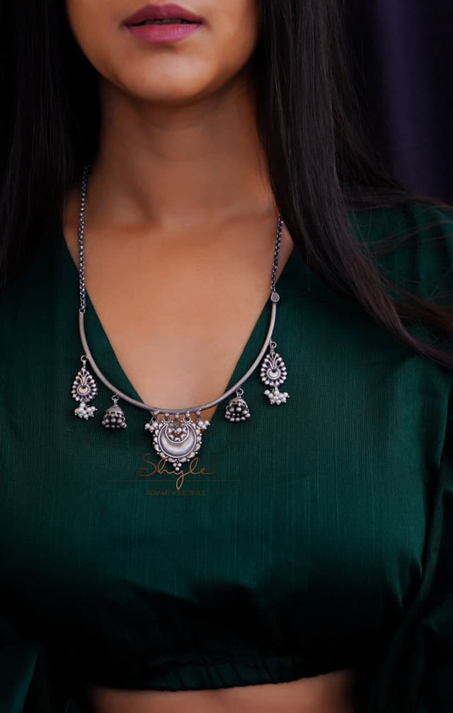 Mizoya quirky Drop Arc Necklace