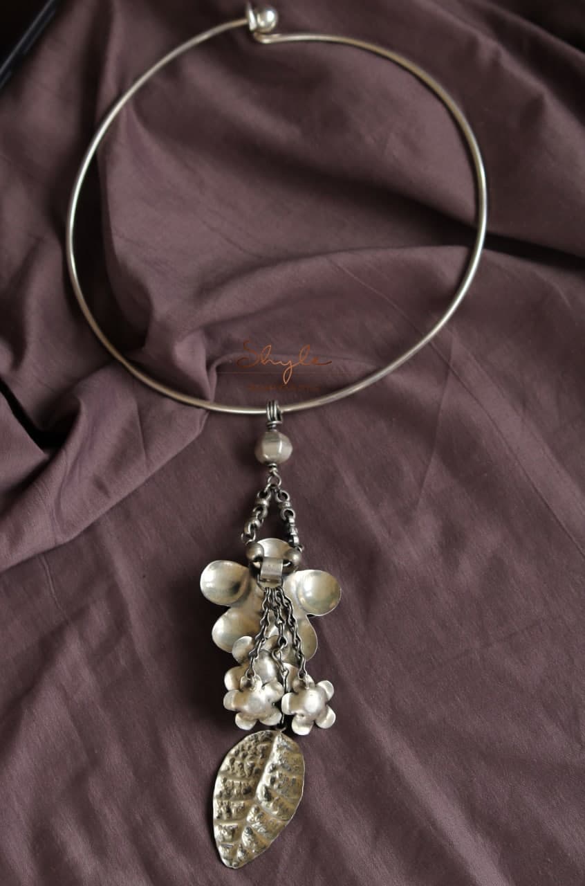 Qurbat Flora Leaf Cluster Hasli Necklace