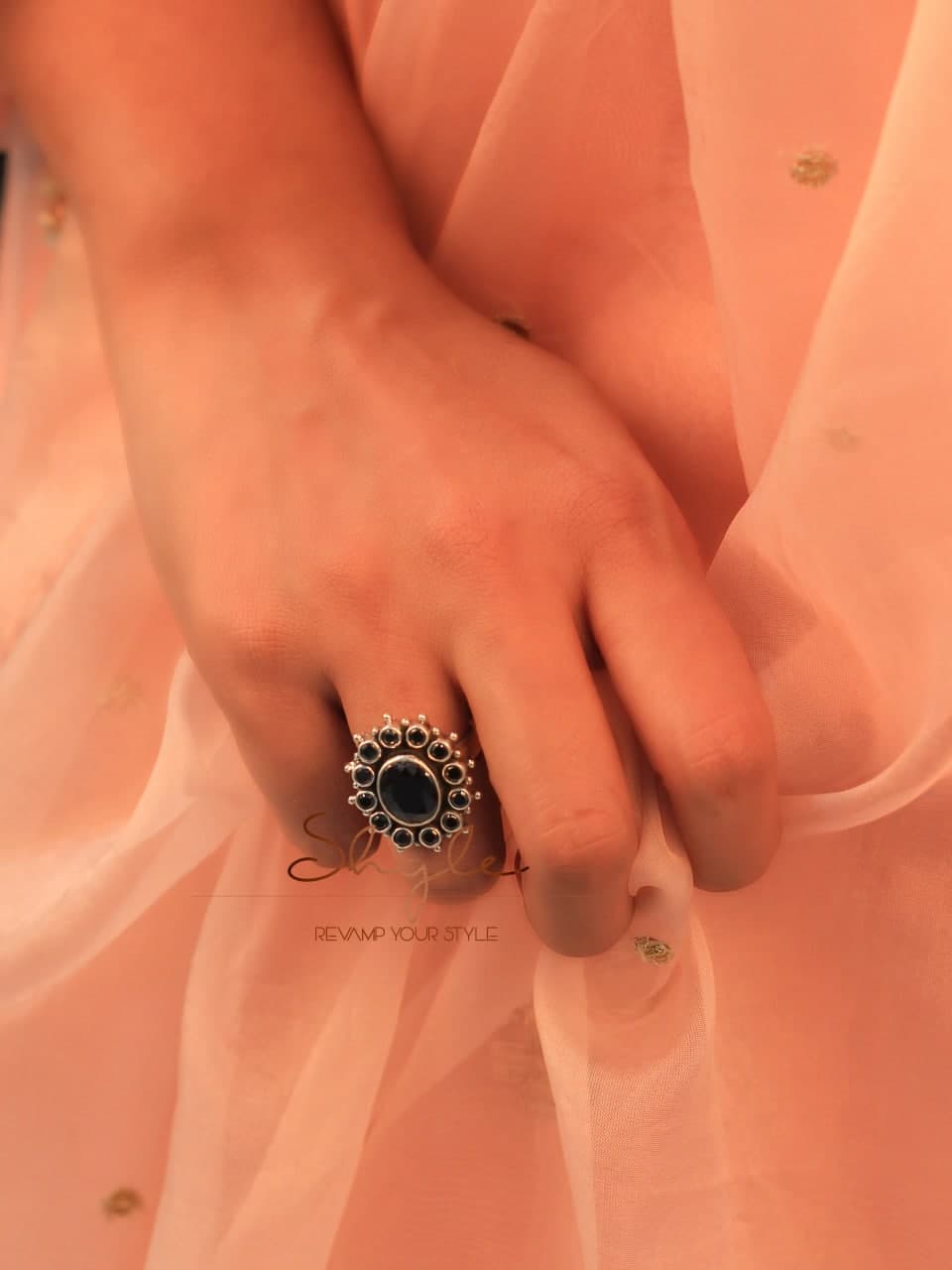 Essence Black Scintillating Ring