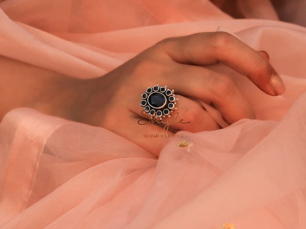 Essence Black Scintillating Ring