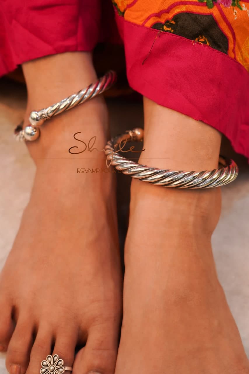 Anvaya Intricate Spiral Ankle Kada model