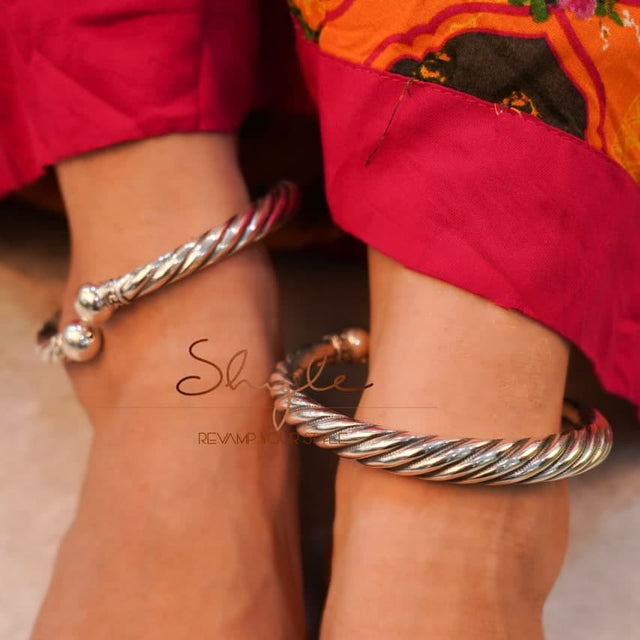 Anvaya Intricate Spiral Ankle Kada model