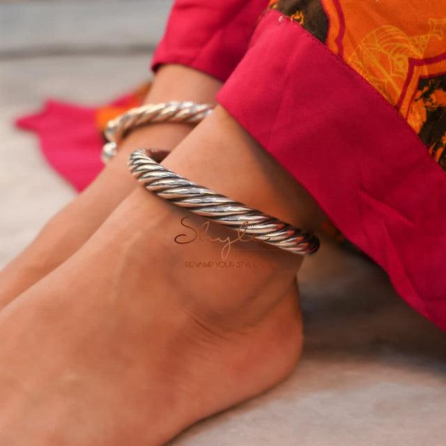 Anvaya Intricate Spiral Ankle Kada primary