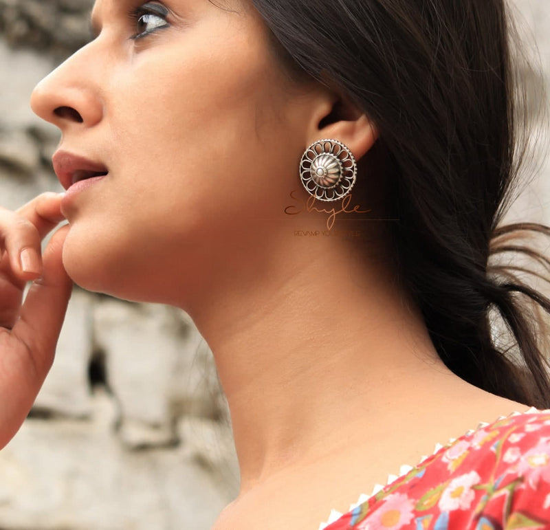 Mizoya Carved Embossed Earrings model