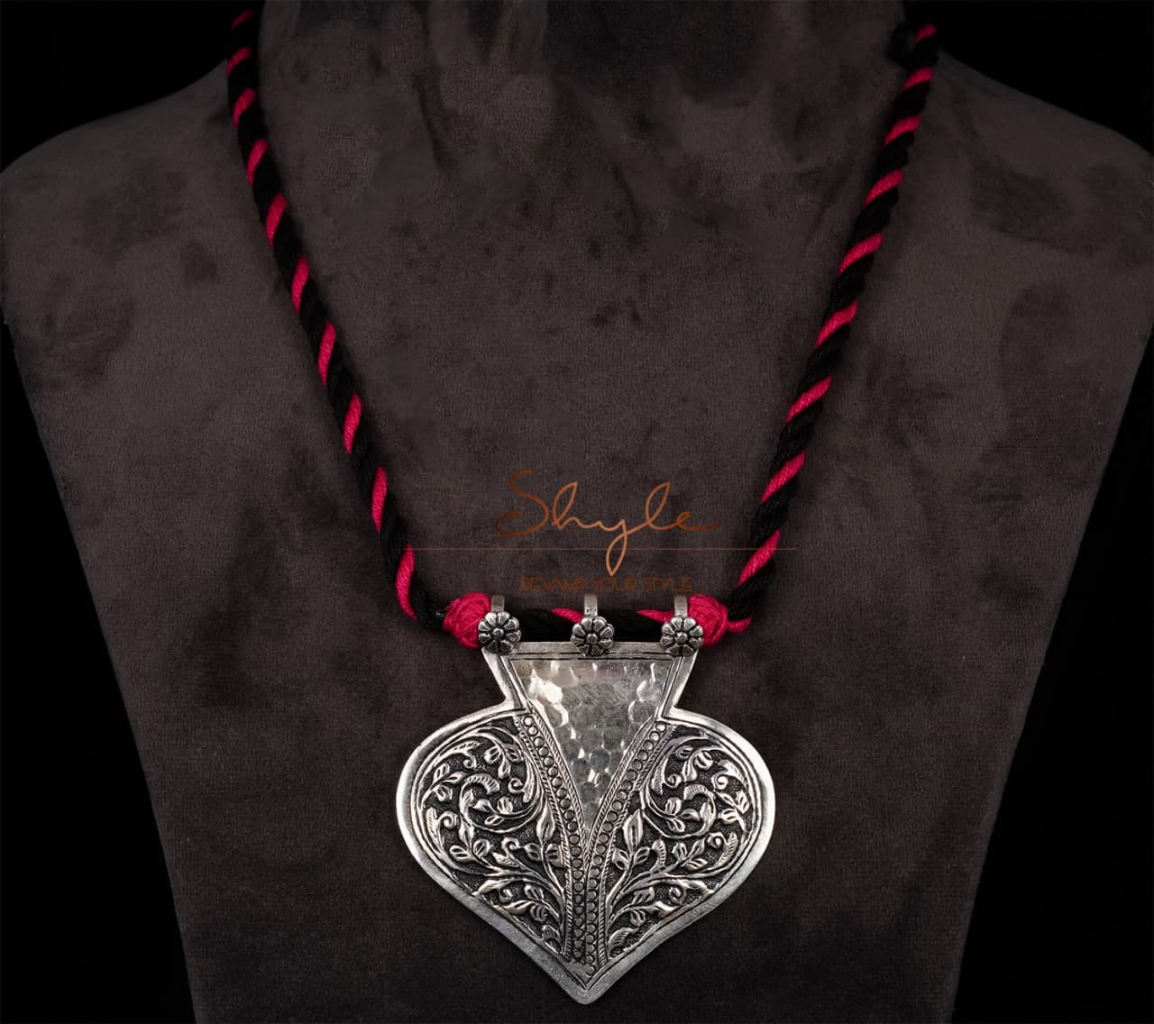 Moh Paan Chitai Versatile Necklace