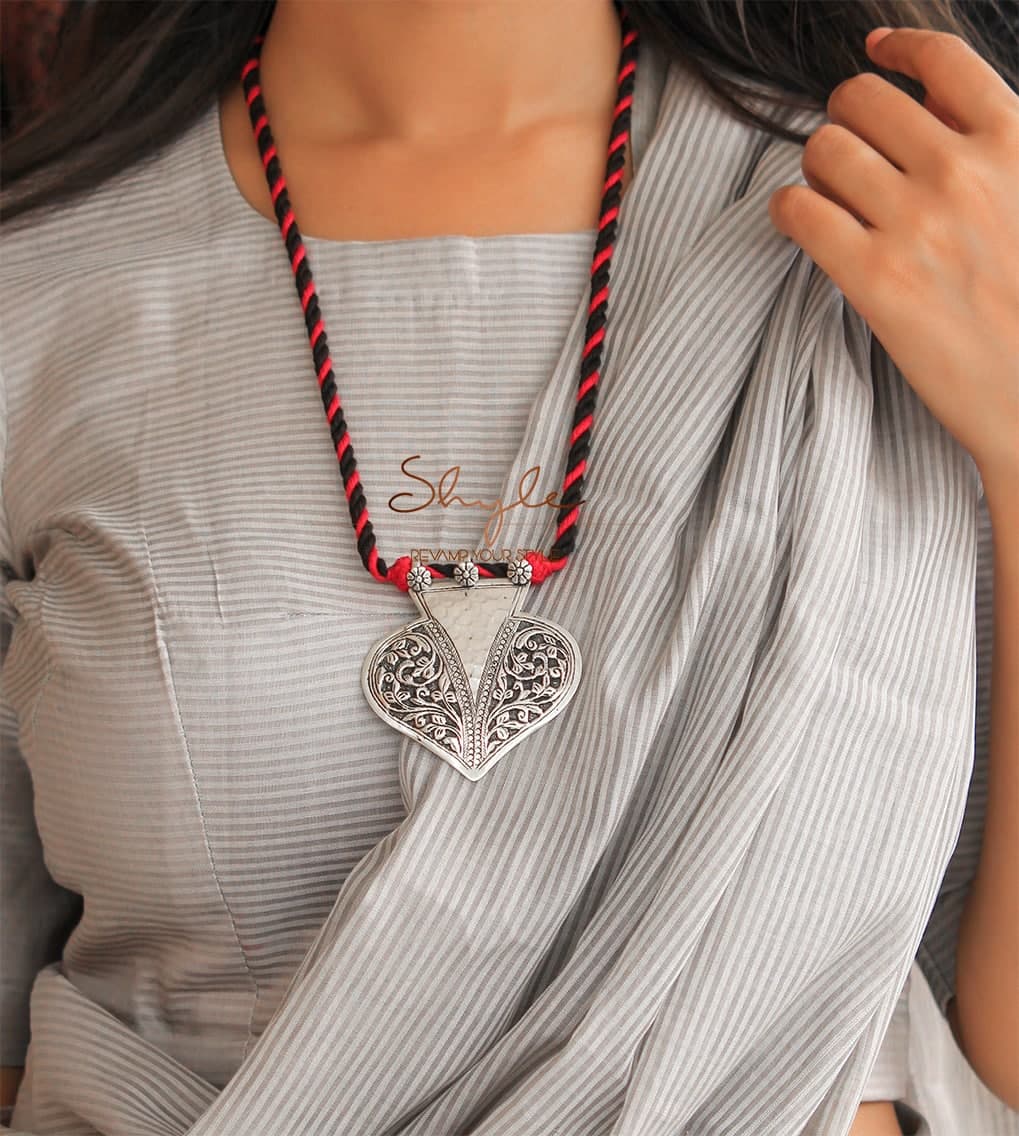 Moh Paan Chitai Versatile Necklace