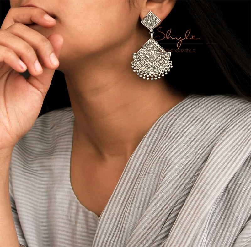 Mizoya Intricate Classic Earrings model