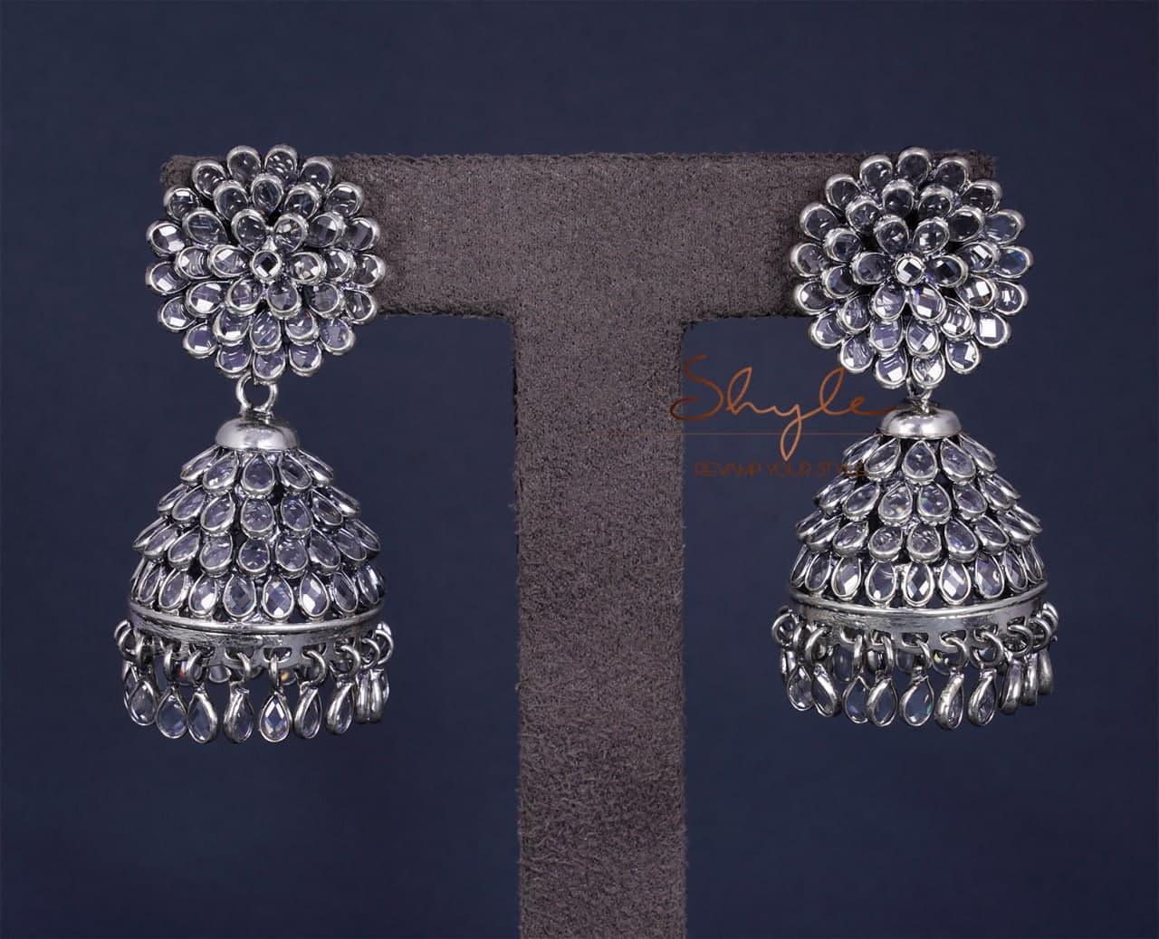 Essence Scintillating Versatile Jhumka front