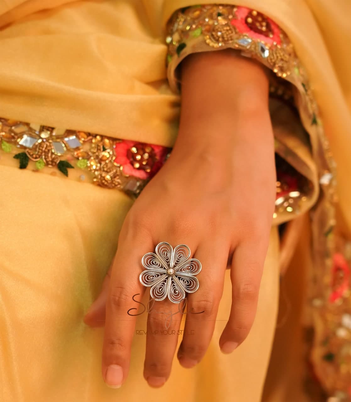 Moh Intricate Fine Flower Ring