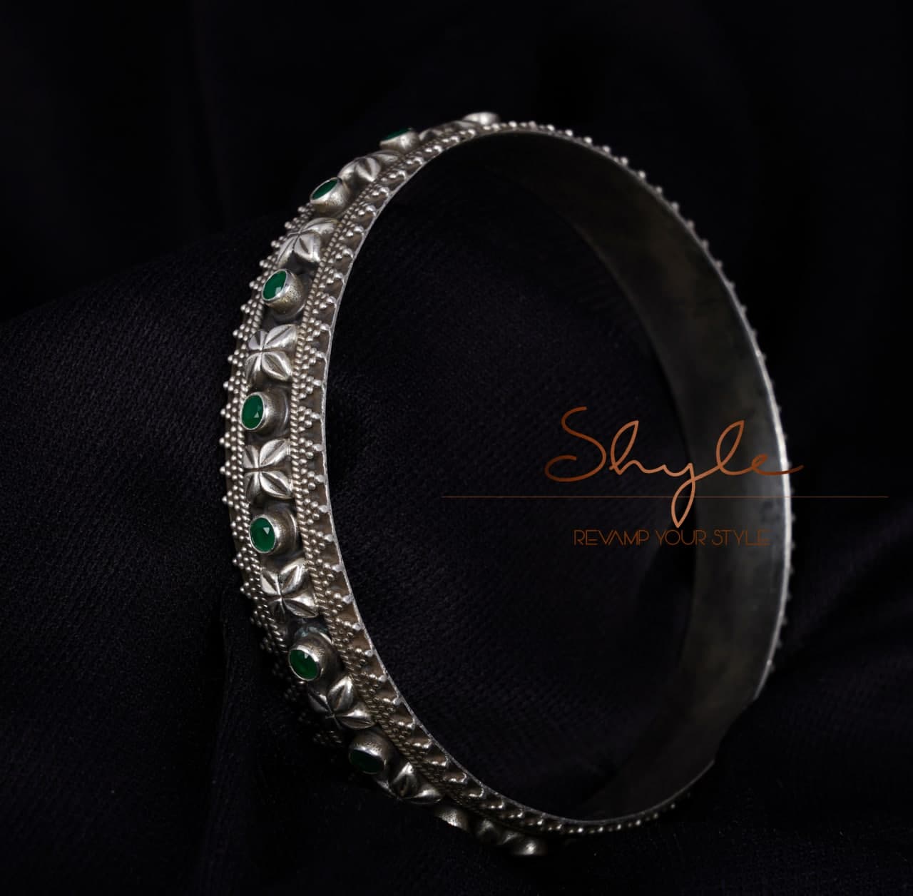 Tattva Intricate Jadau Embossed Bangle(2)