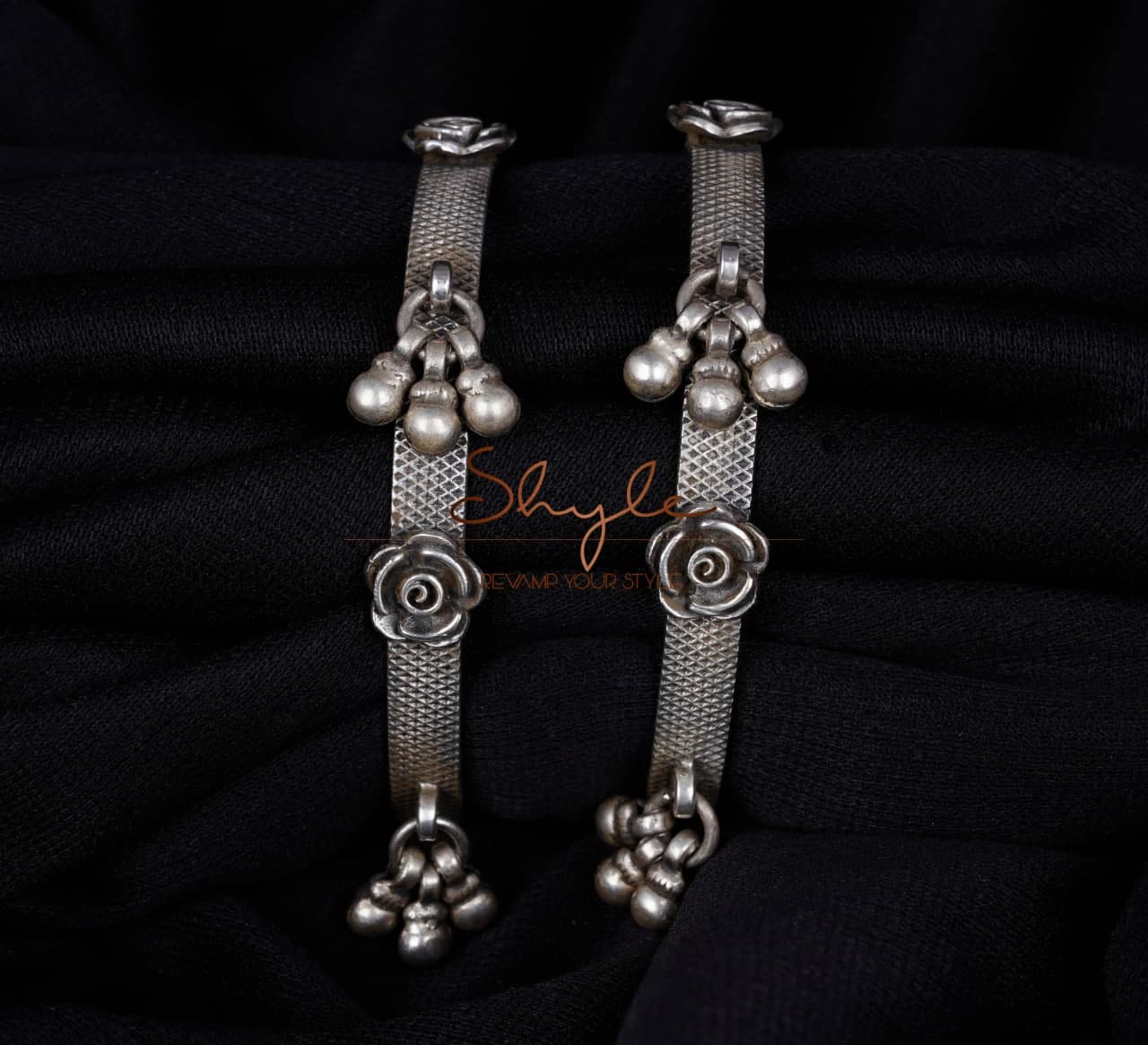 Anvaya Textured Flower Ghughri Bangle front