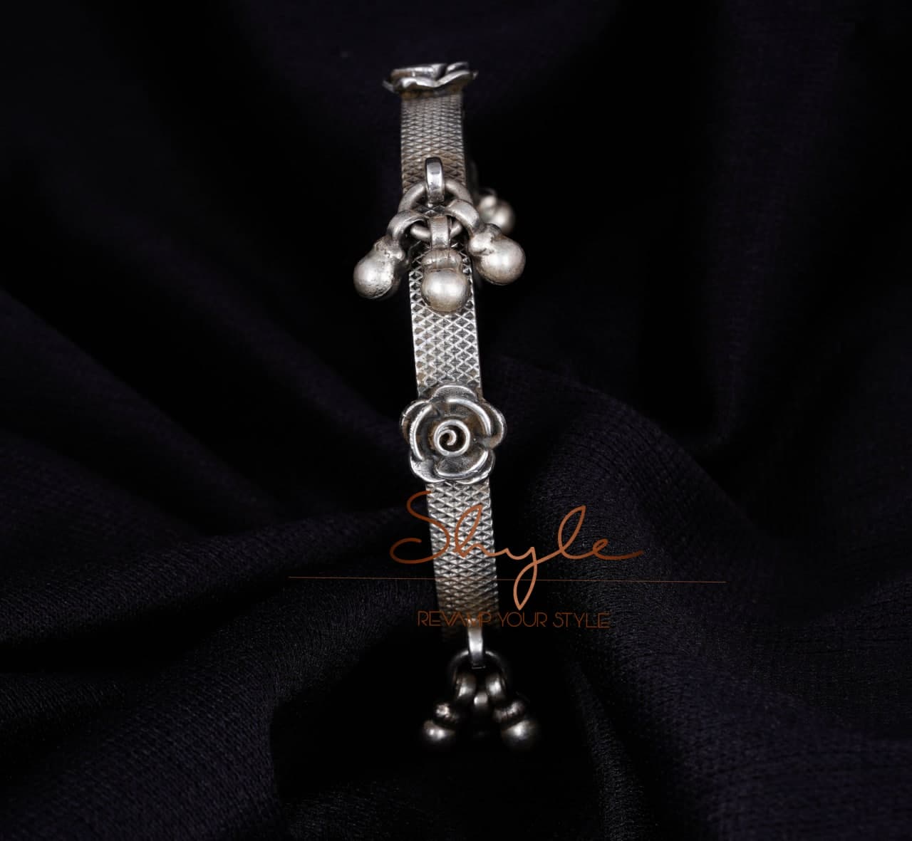 Anvaya Textured Flower Ghughri Bangle (1)