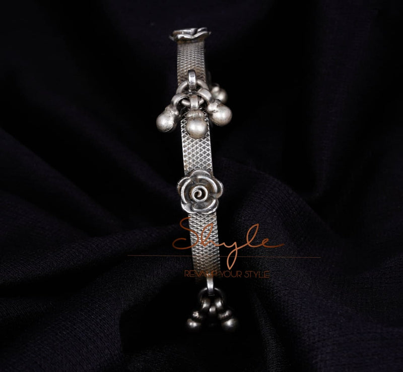 Anvaya Textured Flower Ghughri Bangle (1)