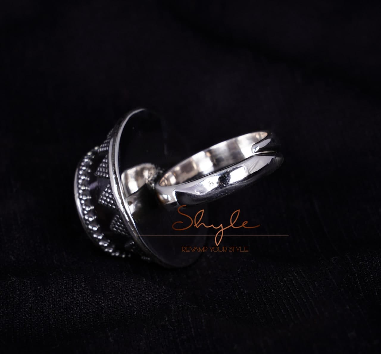 Anvaya Classic Daana Detailed Embossed Ring