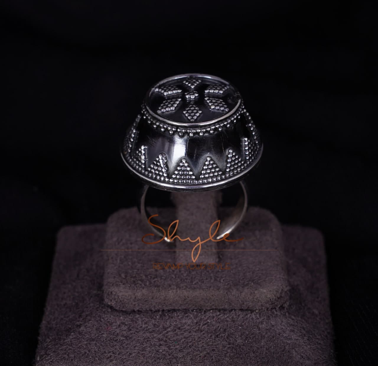 Anvaya Classic Daana Detailed Embossed Ring