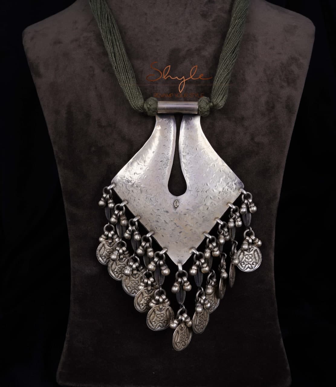 Anvaya Intricate Vintage Inspired Drop Statement Necklace Set