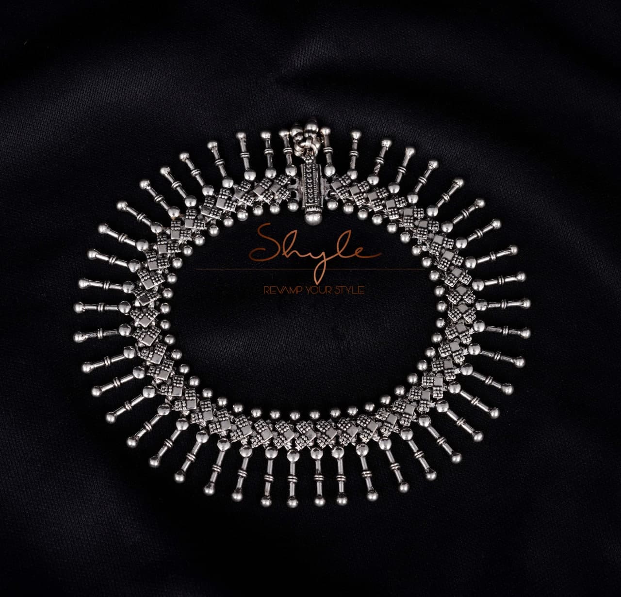 Tattva Guthau Line Drop Anklet Pair front