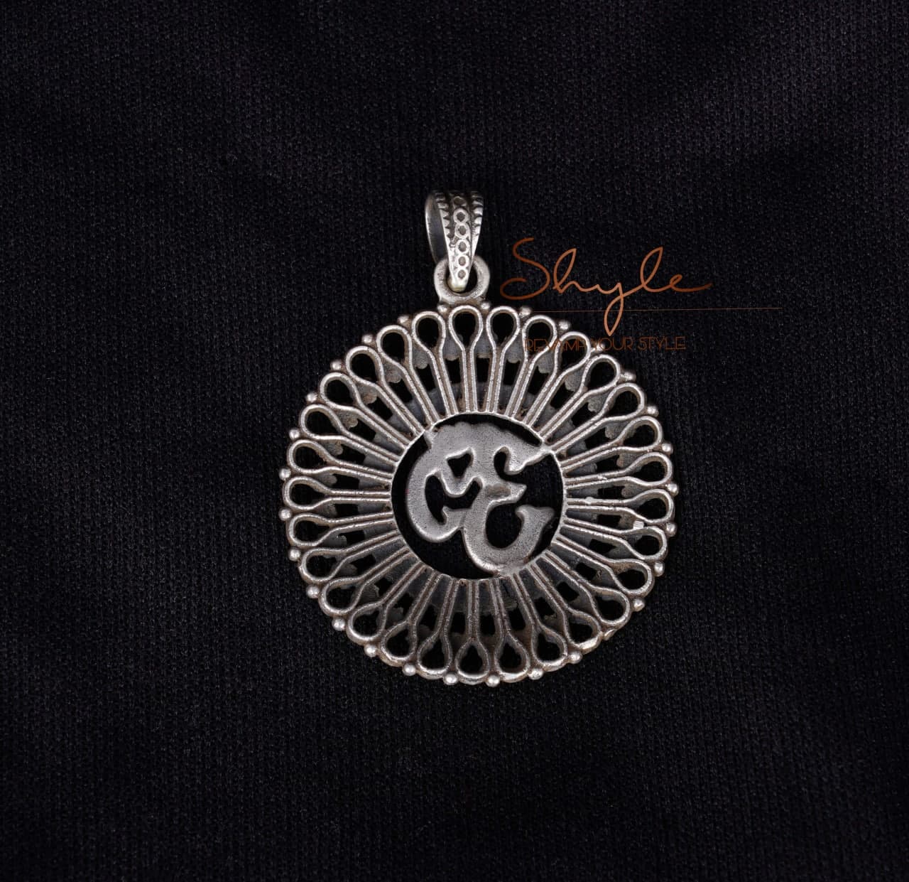 Moh Om Everyday Pendant