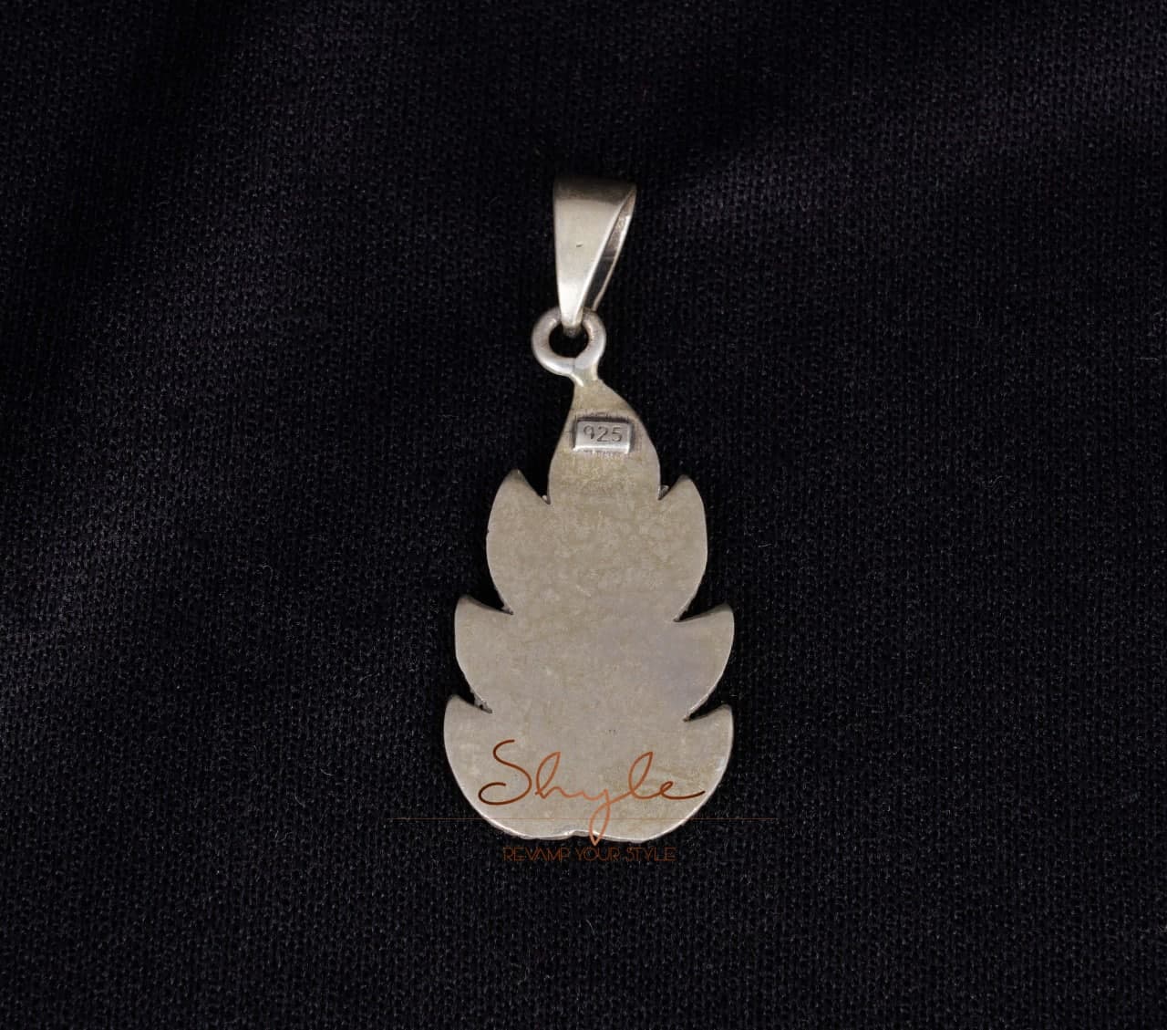 Moh Intricate Leaf Everyday Pendant