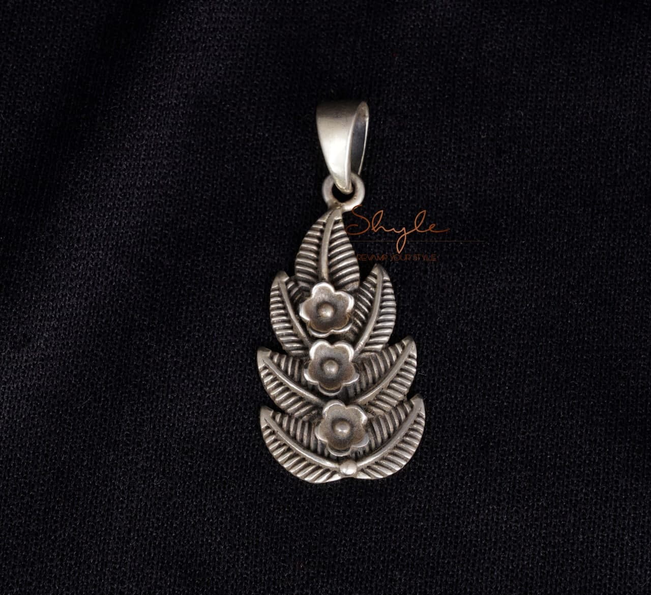 Moh Intricate Leaf Everyday Pendant